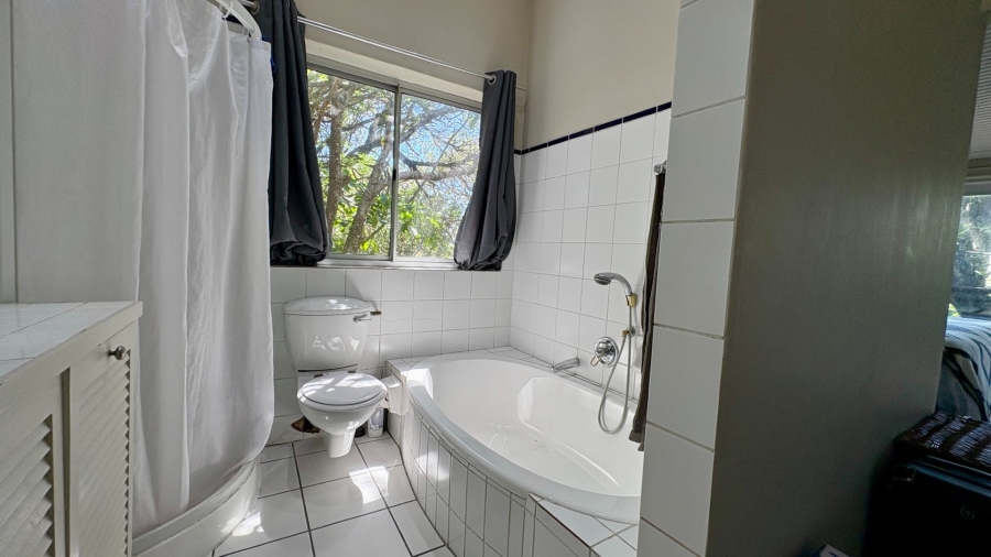 To Let 4 Bedroom Property for Rent in Bonza Bay Eastern Cape